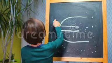 一个用粉笔在黑板上画着欧元符号的小圆点